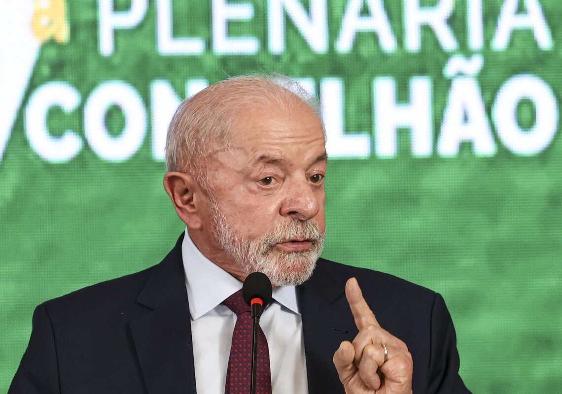 Governo estuda devolução de celular roubado nos Correios, diz Lula