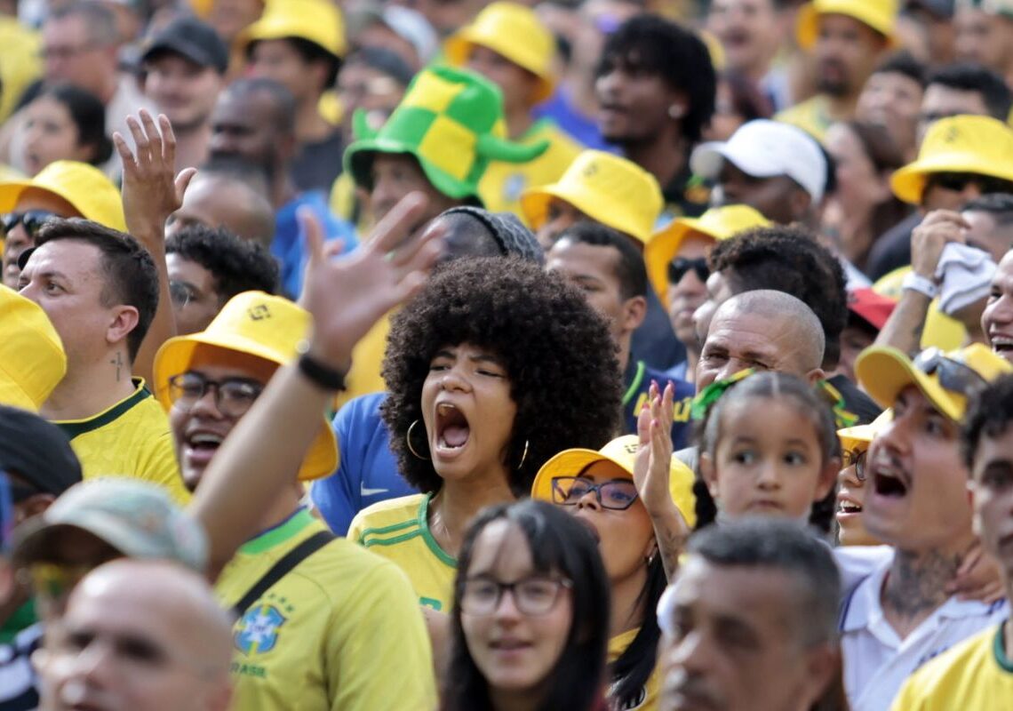 Torcedores se reúnem no centro de SP para assistir ao jogo do Brasil