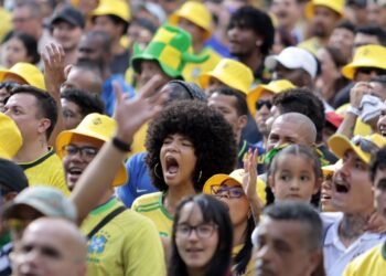 Torcedores se reúnem no centro de SP para assistir ao jogo do Brasil