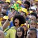 Torcedores se reúnem no centro de SP para assistir ao jogo do Brasil