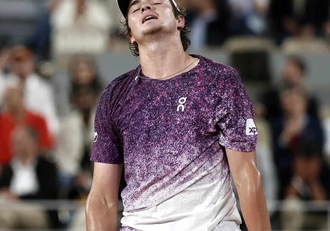 João Fonseca luta, mas dá adeus a Roland Garros após revés para Mensik
