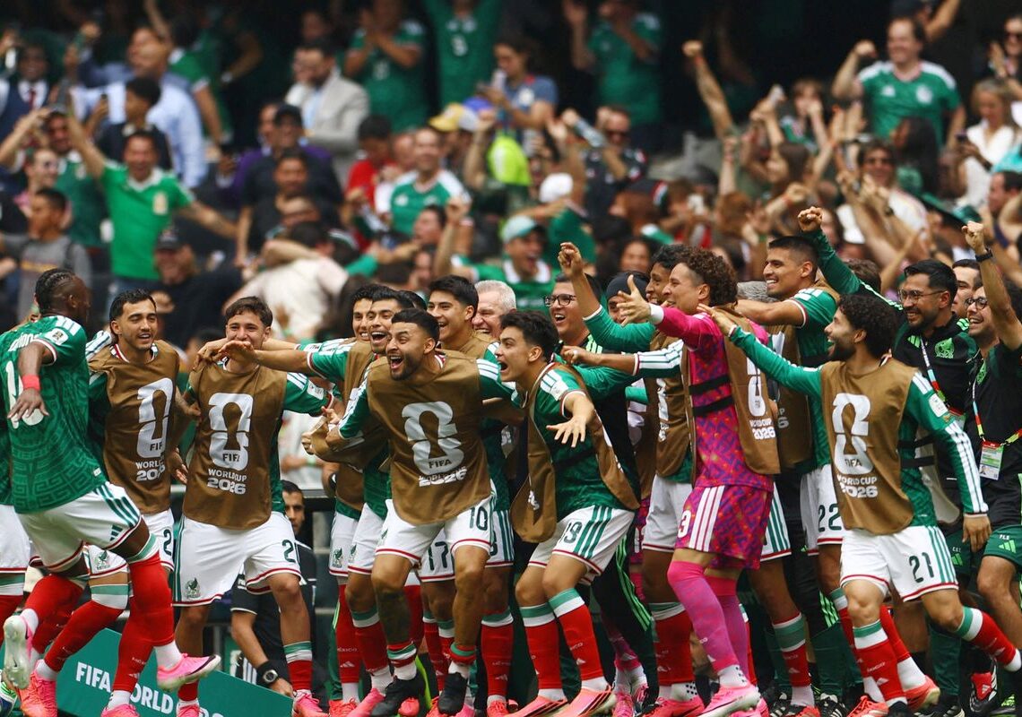 México abre Copa vencendo África do Sul em duelo com três expulsões