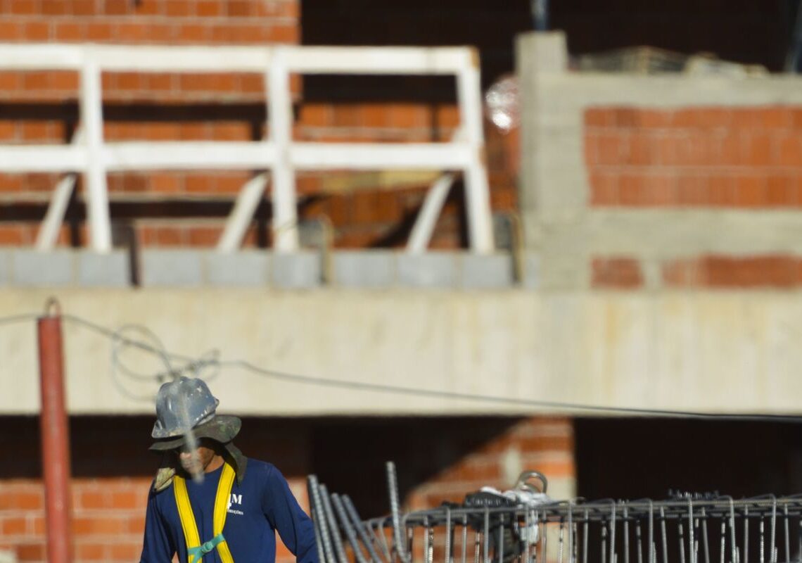 Construção empregou 2,5 milhões e pagou média de 2,1 salários mínimos