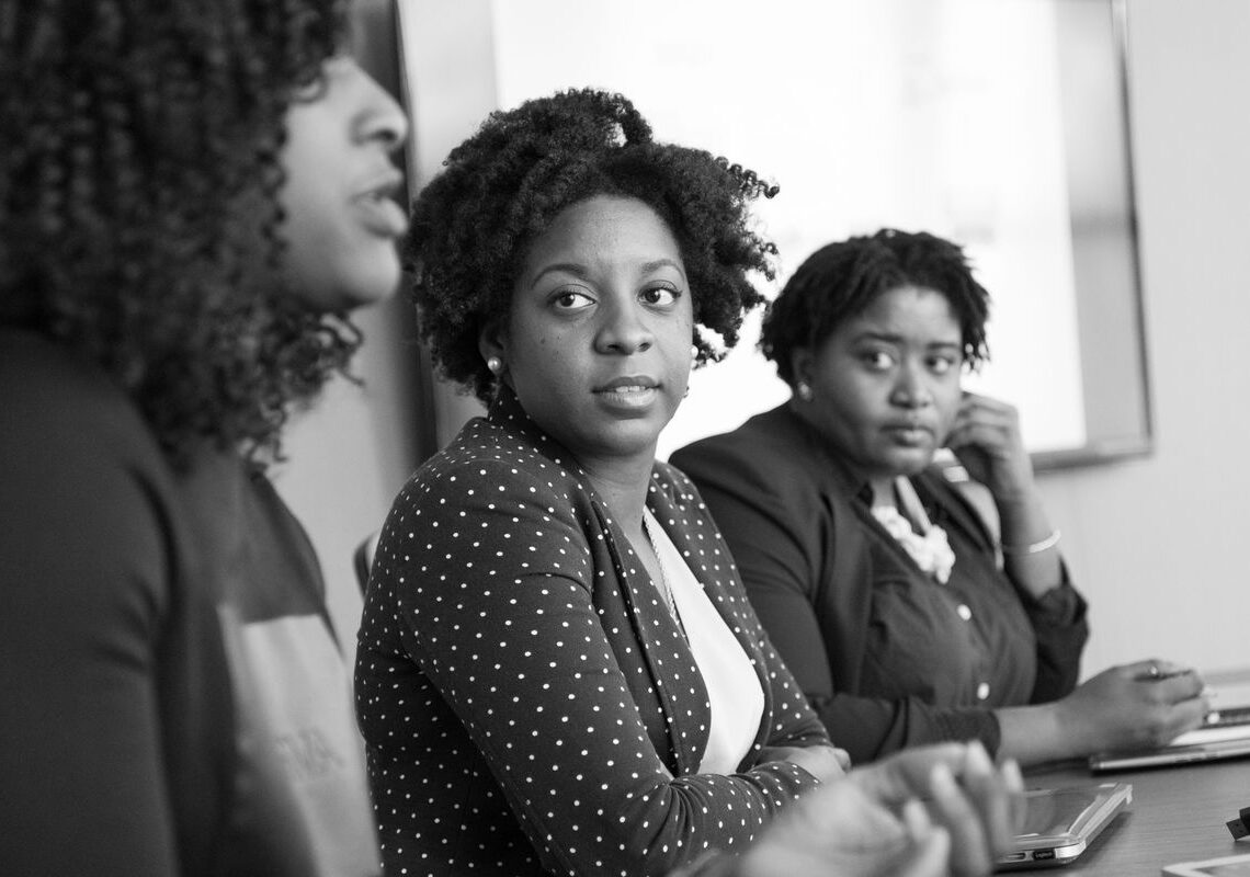 Desemprego entre mulheres negras jovens chega a 24,7%, aponta estudo
