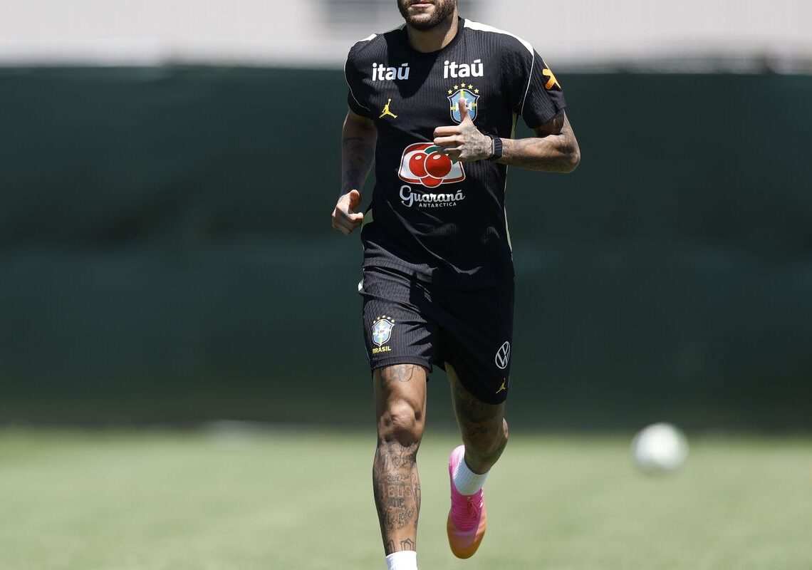 Neymar vai a campo pela primeira vez em treino da seleção brasileira