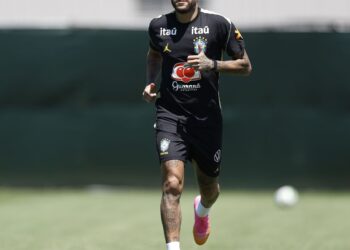 Neymar vai a campo pela primeira vez em treino da seleção brasileira