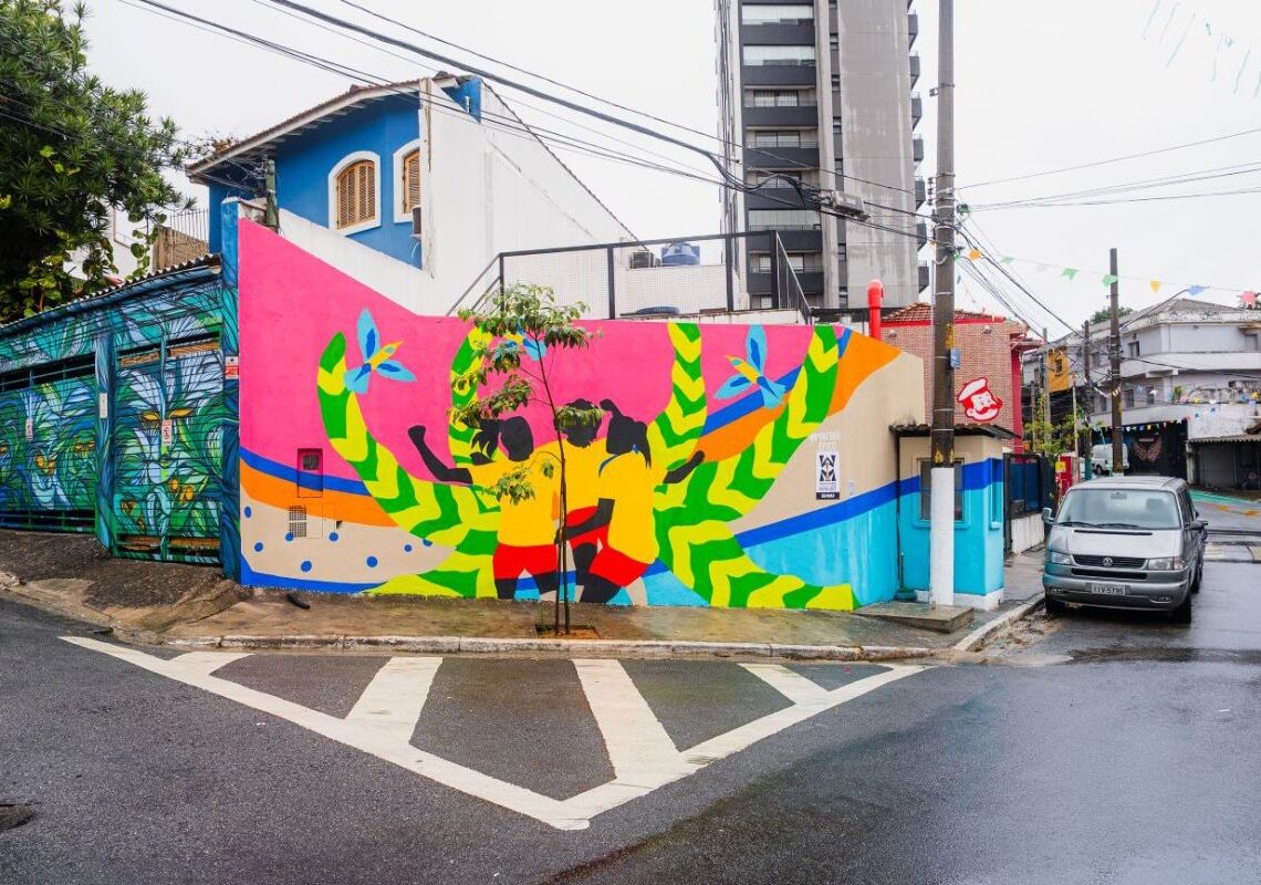 Mural em SP celebra futebol feminino um ano antes da Copa no Brasil