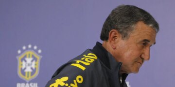 Parreira permanece internado na UTI com quadro de infecção pulmonar