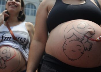 Fatores sociais e estruturais empurram mulheres para cesarianas