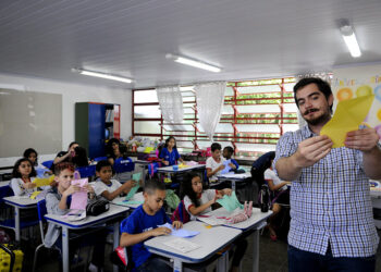 Lei inclui educação política e cidadania no currículo da educação básica — Senado Notícias