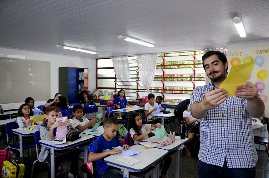 Lei inclui educação política e cidadania no currículo da educação básica — Senado Notícias
