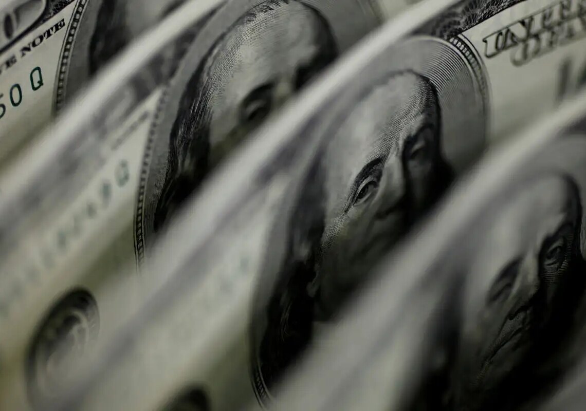 Dólar sobe para R$ 5,11, e bolsa fica estável, apesar de tensão global
