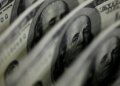 Dólar sobe para R$ 5,11, e bolsa fica estável, apesar de tensão global
