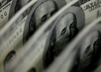 Dólar sobe para R$ 5,11, e bolsa fica estável, apesar de tensão global