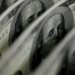 Dólar sobe para R$ 5,11, e bolsa fica estável, apesar de tensão global