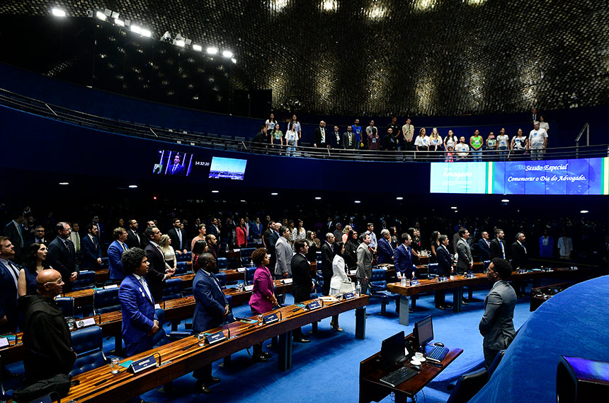 Nova lei atribui natureza alimentar aos honorários advocatícios — Senado Notícias