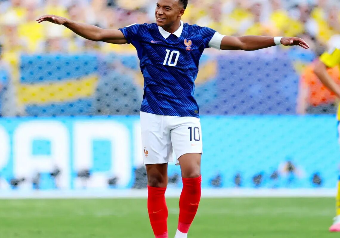 Com dois gols de Mbappé, França despacha Suécia e avança às oitavas