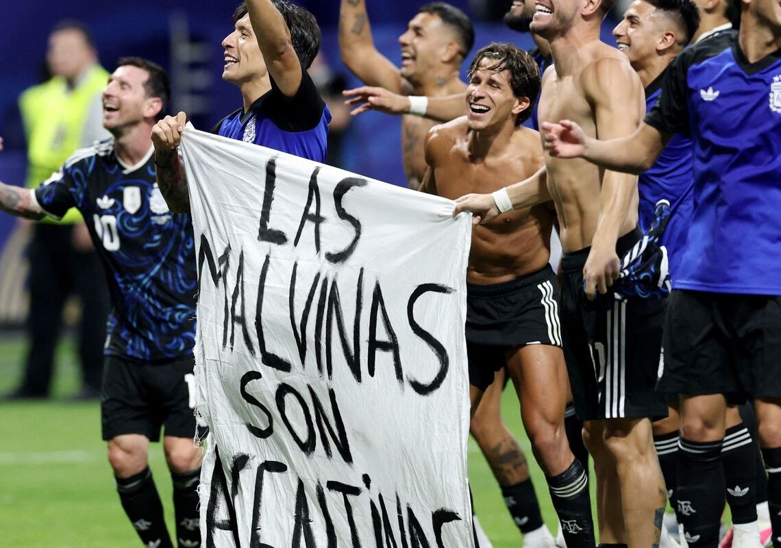 Ato de jogadores argentinos reacende debate sobre domínio das Malvinas