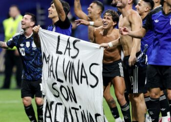Ato de jogadores argentinos reacende debate sobre domínio das Malvinas