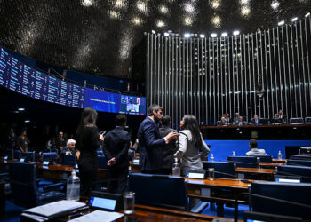 Prorrogados prazos de MPs da taxa das blusinhas e de subsídio a combustíveis — Senado Notícias