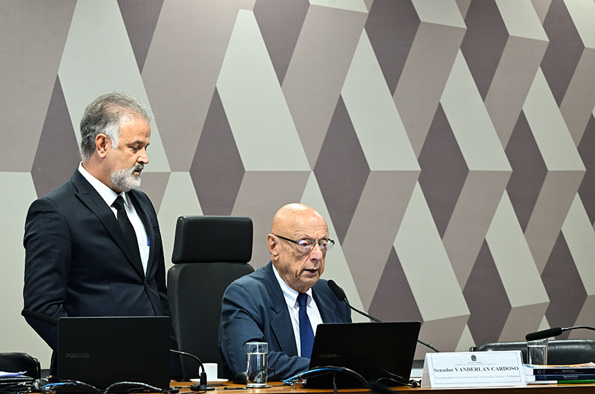 Vai à Câmara projeto que autoriza servidor federal a atuar como MEI — Senado Notícias