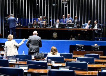PEC da aposentadoria de agentes de saúde passa por segunda sessão de discussão — Senado Notícias