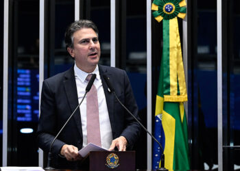 Camilo Santana prega diálogo ao assumir liderança partidária e comissão — Senado Notícias