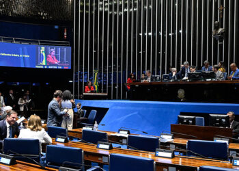 Senado aprova projeto que obriga governo a divulgar o Ligue 180 — Senado Notícias