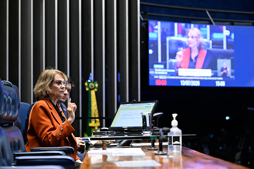 Damares condena ataques que recebeu de seu próprio campo político — Senado Notícias