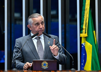 Todo advogado tem direito de se comunicar com cliente preso, afirma Izalci — Senado Notícias