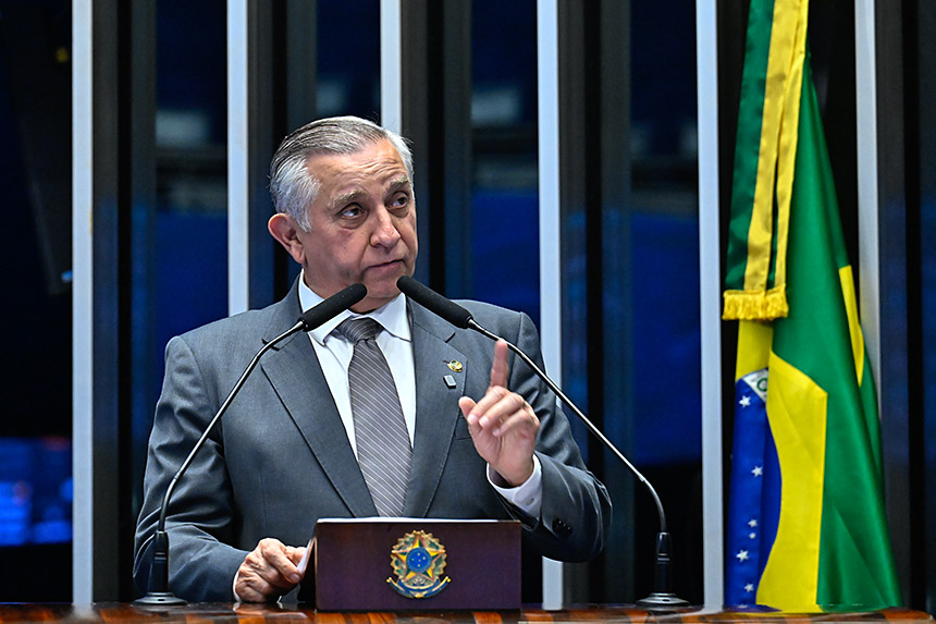 Todo advogado tem direito de se comunicar com cliente preso, afirma Izalci — Senado Notícias