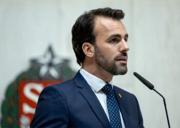 Deputado do PL prefere “corrupto cristão” a alternativa não religiosa e é criticado por incoerência; ele é réu por agressão à ex-mulher