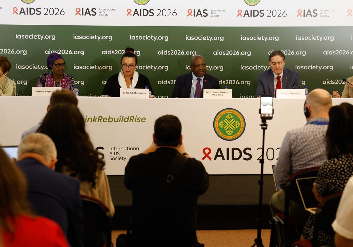 Infecções e mortes por HIV caem, mas falta de recursos ameaça avanços