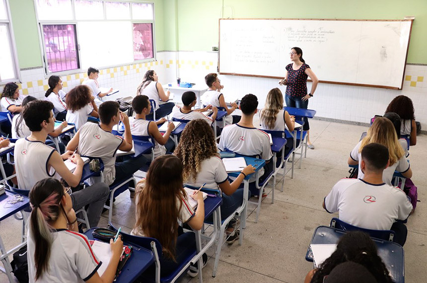 Lei garante licença remunerada para pós-graduação de professores da rede pública — Senado Notícias