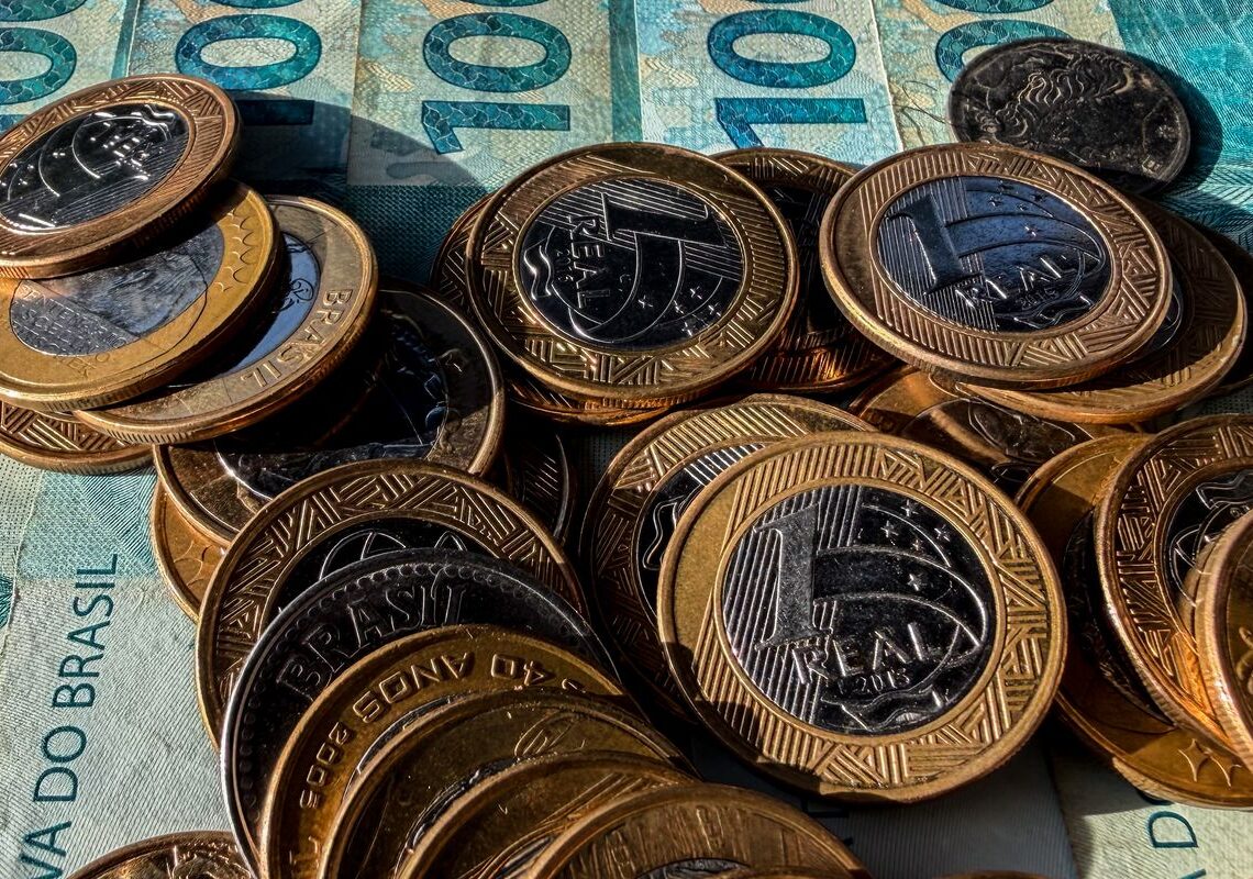 Inflação usada para corrigir salários acumula 4,33% em 12 meses