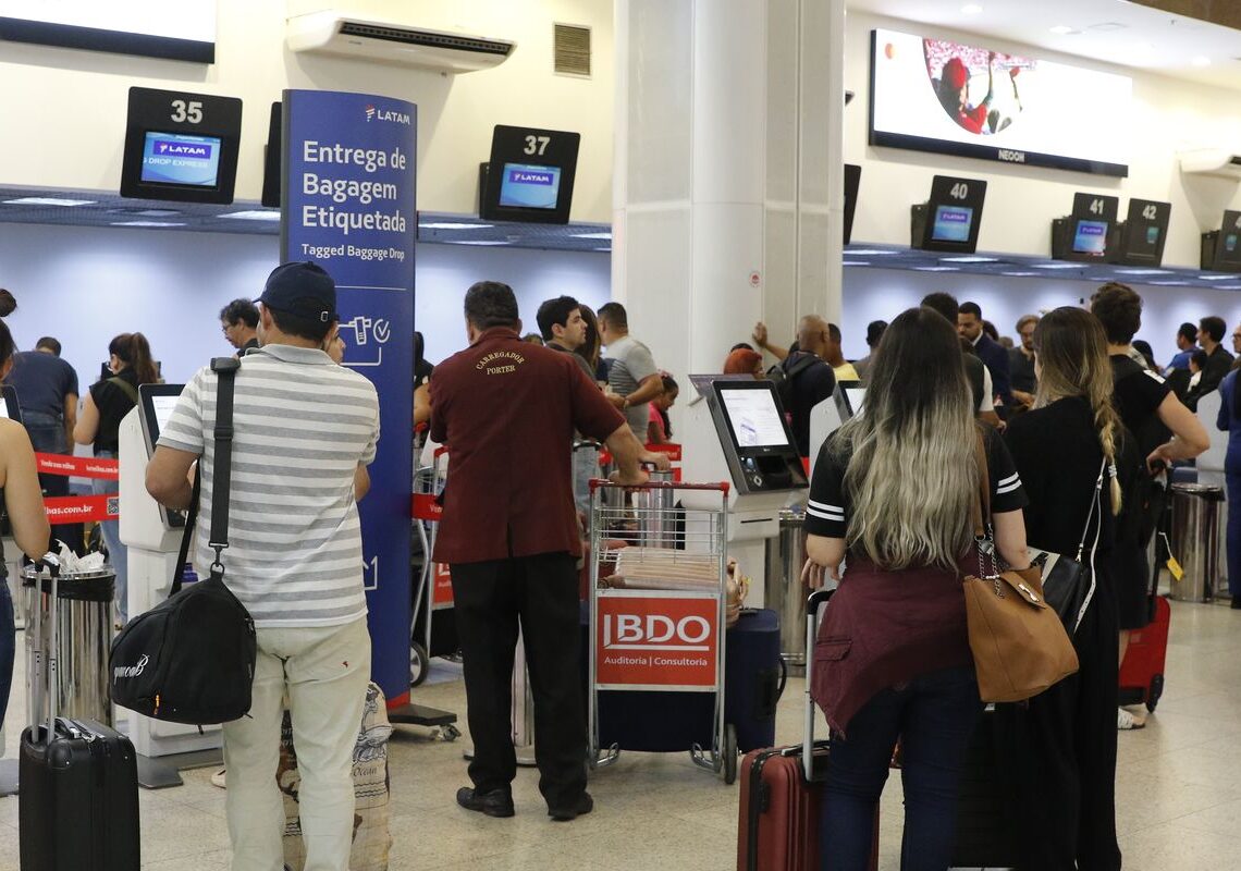 Setor de serviços cai 0,4% em maio por recuo na área de transportes