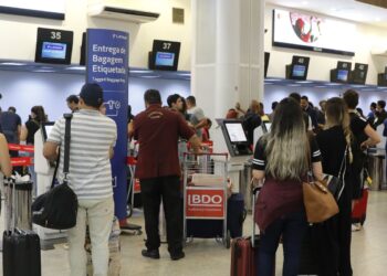 Setor de serviços cai 0,4% em maio por recuo na área de transportes