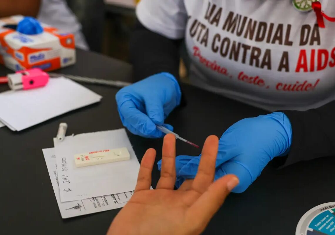 Desinformação sobre HIV dificulta tratamento e aumenta preconceito