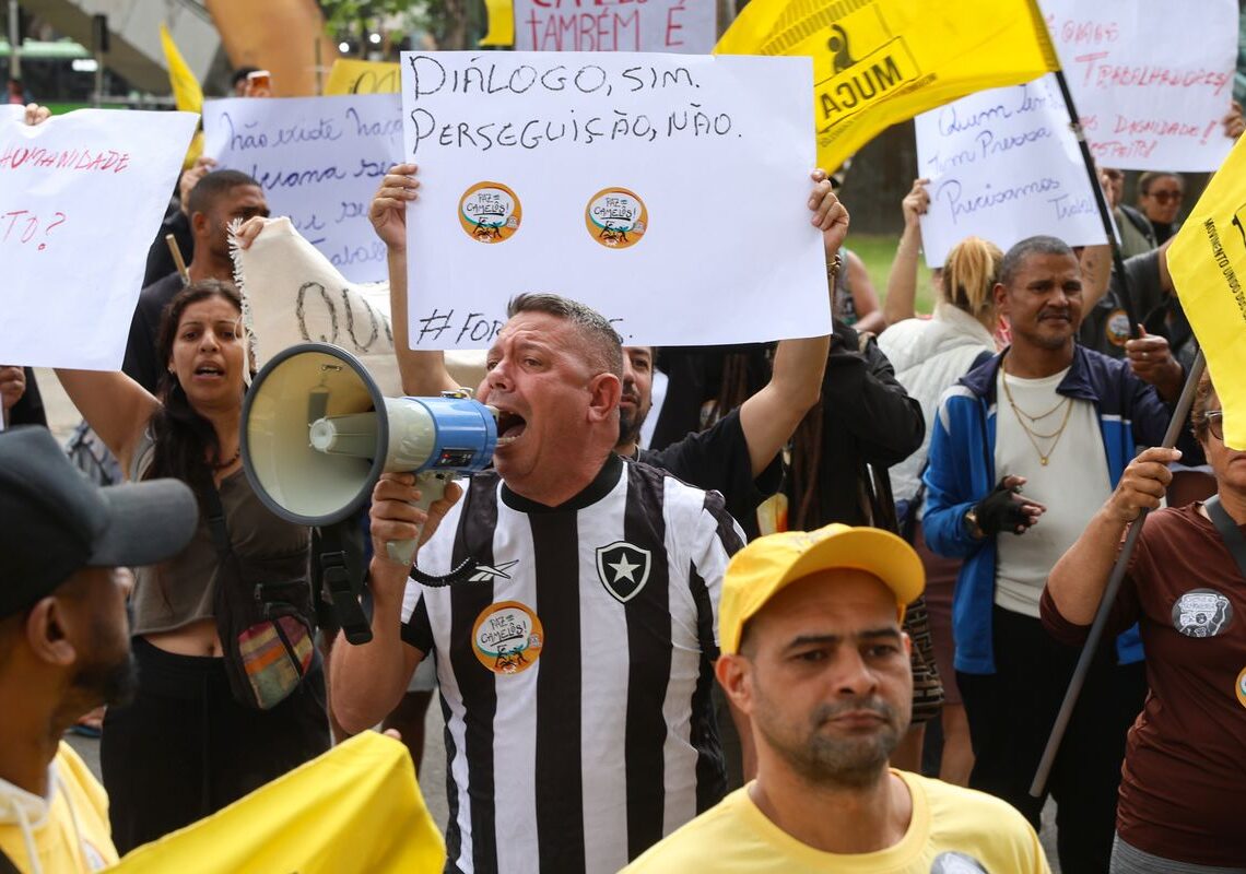 Camelôs protestam contra programa da prefeitura no Rio