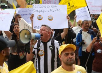 Camelôs protestam contra programa da prefeitura no Rio