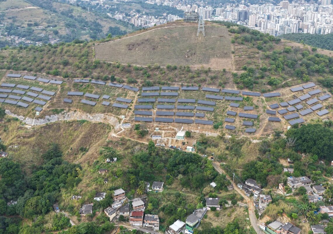 Usina solar em comunidade de Niterói gera energia para 19 creches