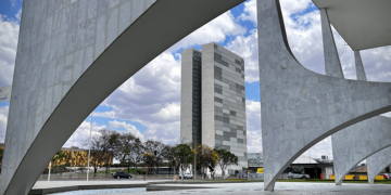 Executivo envia Orçamento de 2027 ao Congresso com mínimo de R$ 1.741 — Senado Notícias