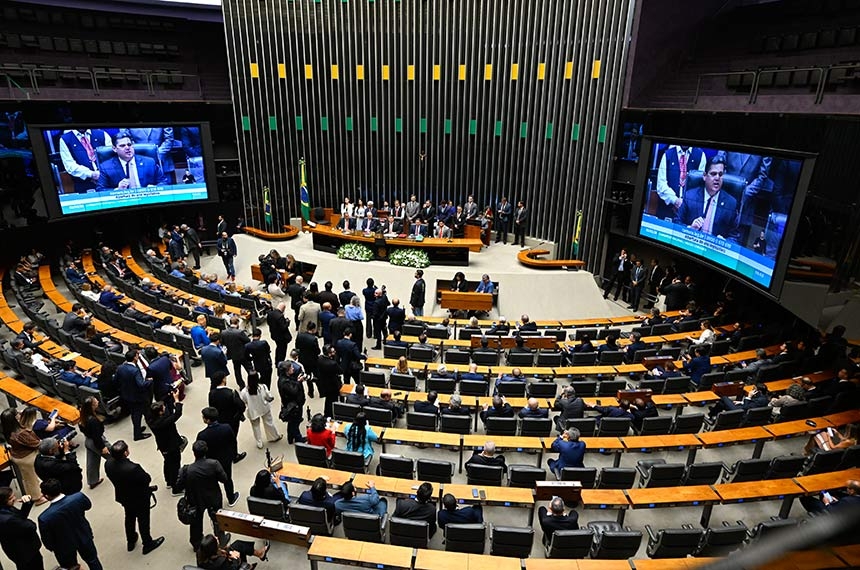 Três senadores concorrem ao cargo de deputado; quatro buscam a suplência — Senado Notícias