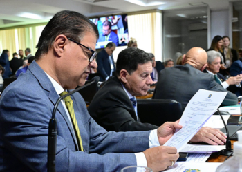 CAE aprova transição de três anos para novo piso de médicos e dentistas — Senado Notícias