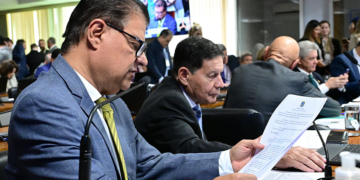 CAE aprova transição de três anos para novo piso de médicos e dentistas — Senado Notícias