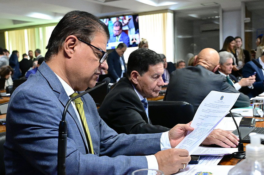 CAE aprova transição de três anos para novo piso de médicos e dentistas — Senado Notícias