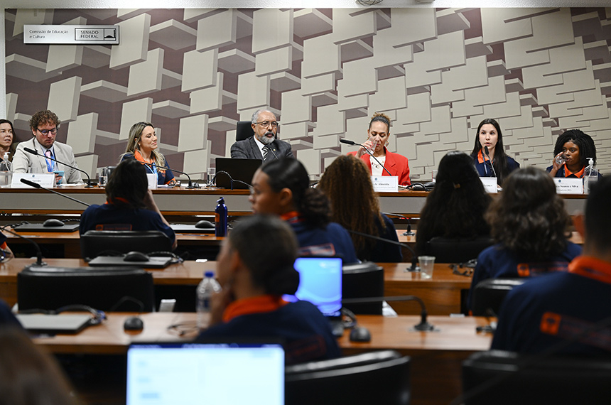 Ambiente digital seguro depende de toda a sociedade, indica debate com ‘jovens senadores’ — Senado Notícias
