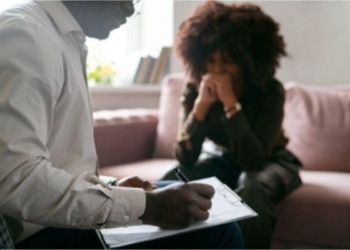 Agosto Lilás: os impactos invisíveis da violência psicológica no corpo e na mente da mulher