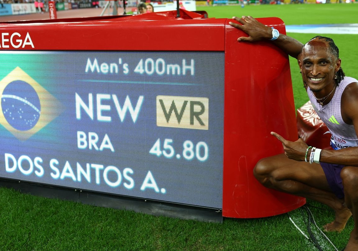 Alison dos Santos quebra recorde mundial dos 400m com barreiras