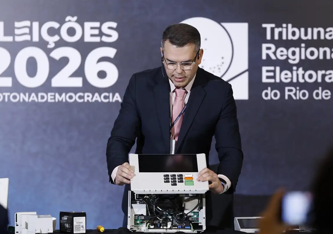 TRE-RJ abre urna para o público e defende segurança do voto eletrônico